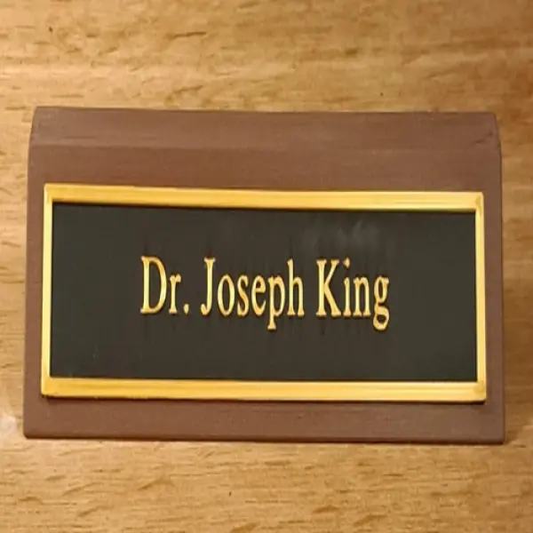 The Executive Edge: Customizable Classic Desk Name Plate