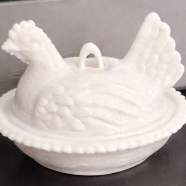 Farmhouse Collection: Vintage Hen on Nest Keychain