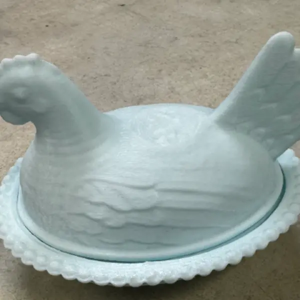 Timeless Charm: Classic Hen on Nest Decorative Dish
